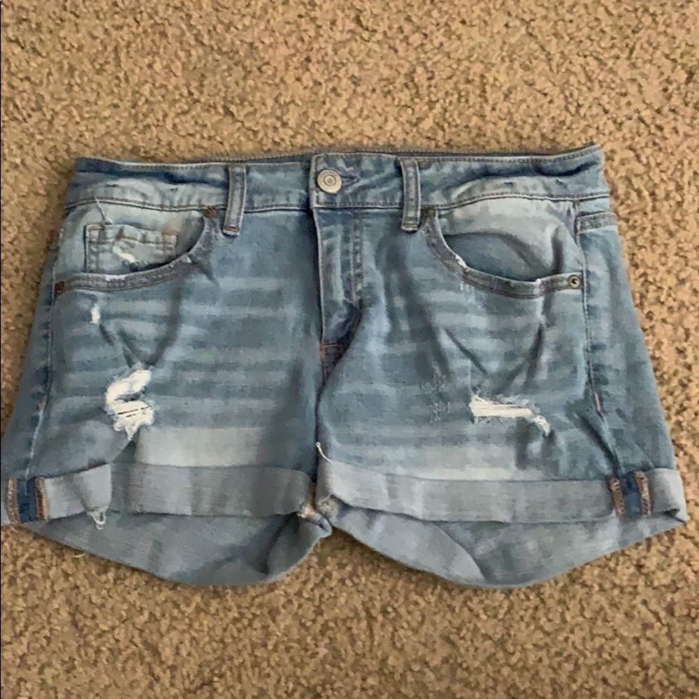 Rolled up hem ripped denim shorts